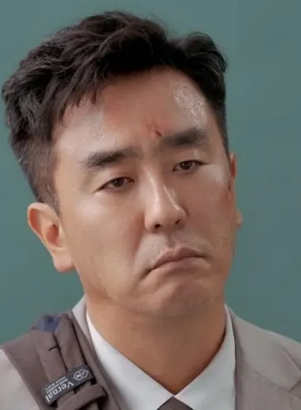 ریو سونگ ریونگ در نقش اصلی سریال داستان مدیر کیم